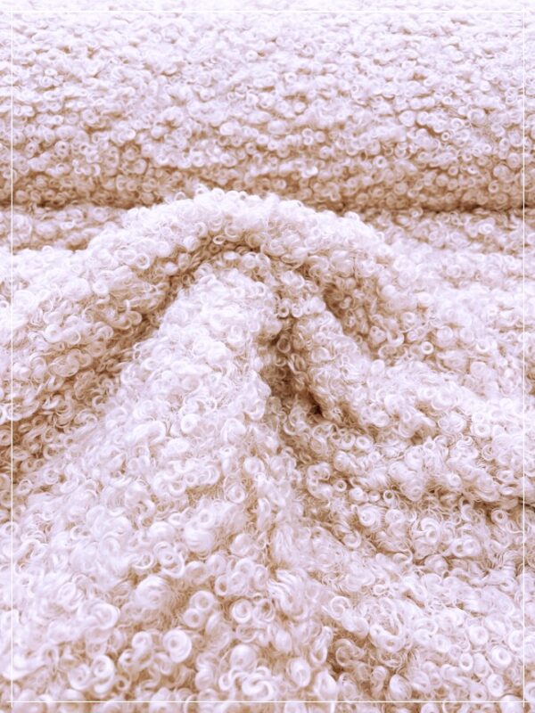 erster neuer Herbst-Wintervorbote, lockiger Boucle aus Italien