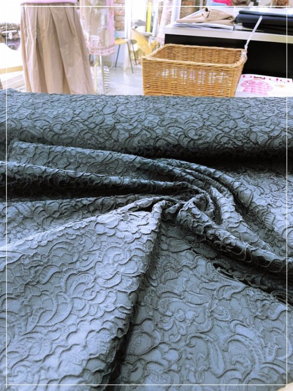 leicht gestretchter Viscosejacquard eines ital. Modelabels