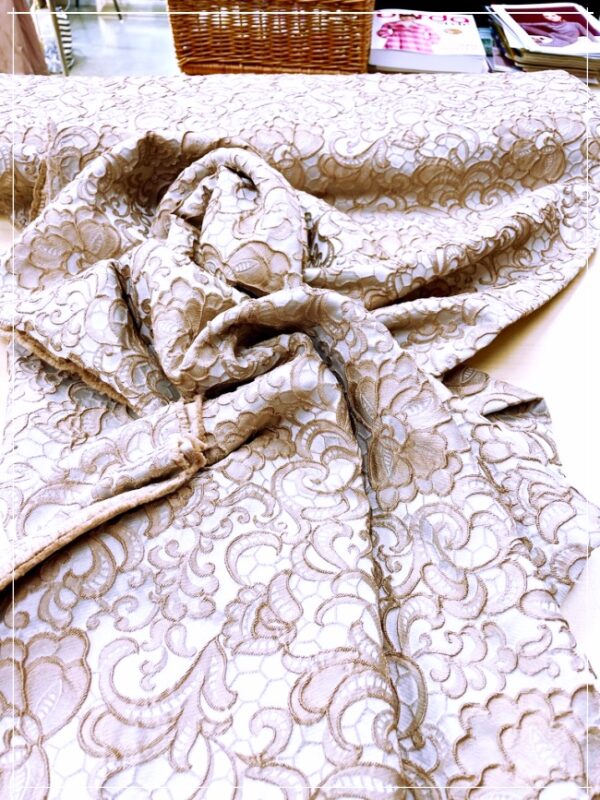 leicht gestretchter Viscosejacquard eines ital. Modelabels