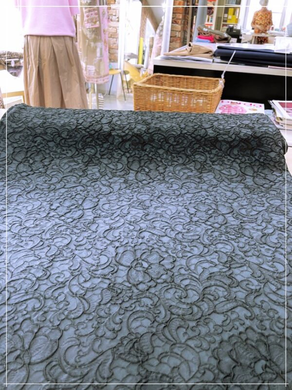 leicht gestretchter Viscosejacquard eines ital. Modelabels – Bild 2