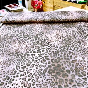bedruckter, gestretchter Jeans mit angesagtem Leomuster, eines ital. Modelabels