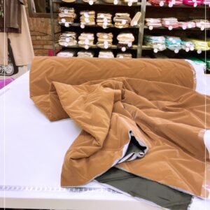 softiger Steppstoff, gefüttert mit Volumenvlies und Futter auf der Innenseite , neu aus Italien