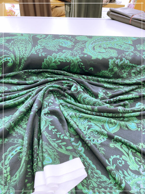 bedruckter, etwas dickerer Viscose- Crepejersey eines bekannten ital. Modelabels
