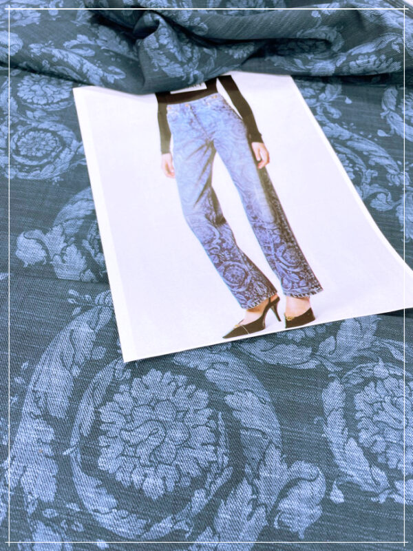 bedruckter, leicht gestretchter Jeansstoff eines bekannten franz. Modelabels – Bild 3
