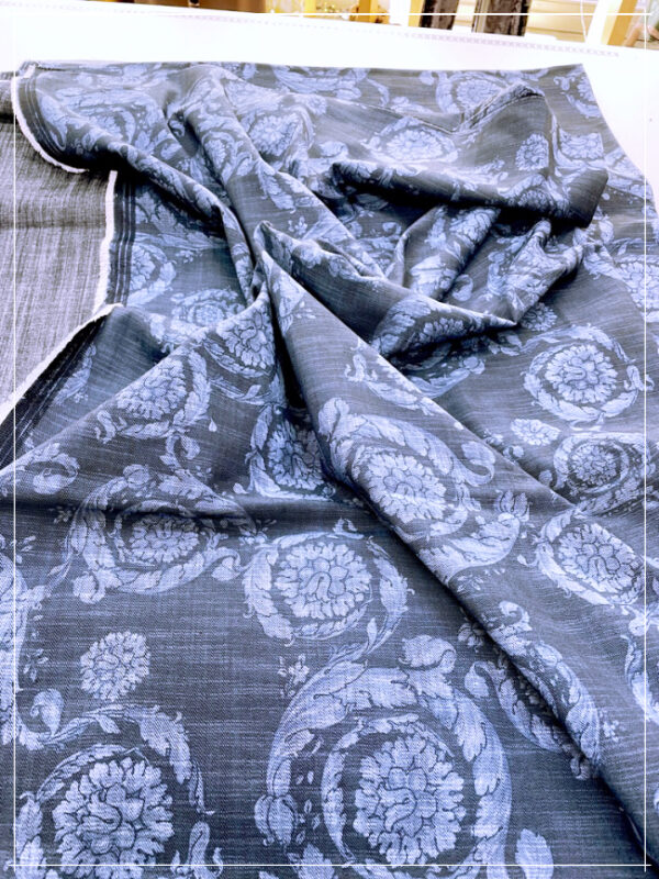 bedruckter, leicht gestretchter Jeansstoff eines bekannten franz. Modelabels