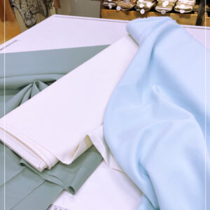 gestretchter, kühler Viscosecrepe eines deutschen Mopdelabels