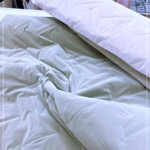 softiger Steppstoff, gefüttert mit Volumenvlies und Futter auf der Innenseite , neu aus Italien