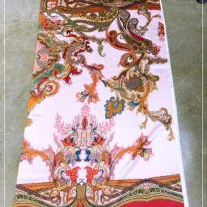 gestretchter, bedruckter Seidensatin eines bekannten ital. Modelabels