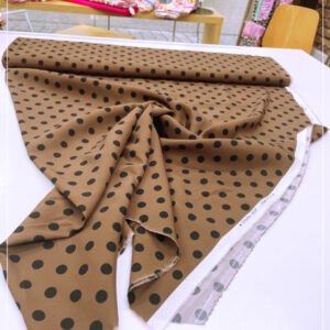 bedruckter, gestretchter Seidencrepe eines bekannten ital. Modelabels