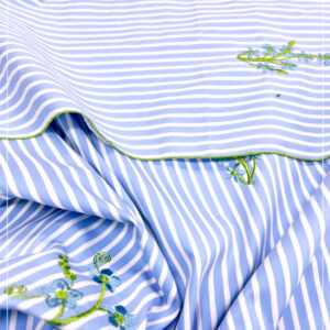 bestickter, gestretchter Baumwollstreifenstoff eines bekannten ital. Modelabels