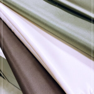 gestretchte Satinseide eines deutschen Modelabels