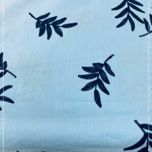 gestreifter, gestretchter Baumwollpopeline mit aufgestickten Farnblättern