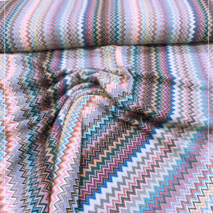 Strickstoff mit dem bekannten Zickzackmuster, neu aus Italien