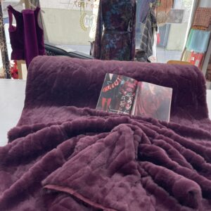 FakeFur im angesagten Bordeaux Ton