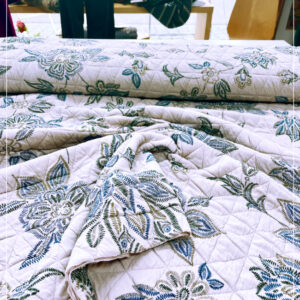 gesteppter, bestickter Strickstoff